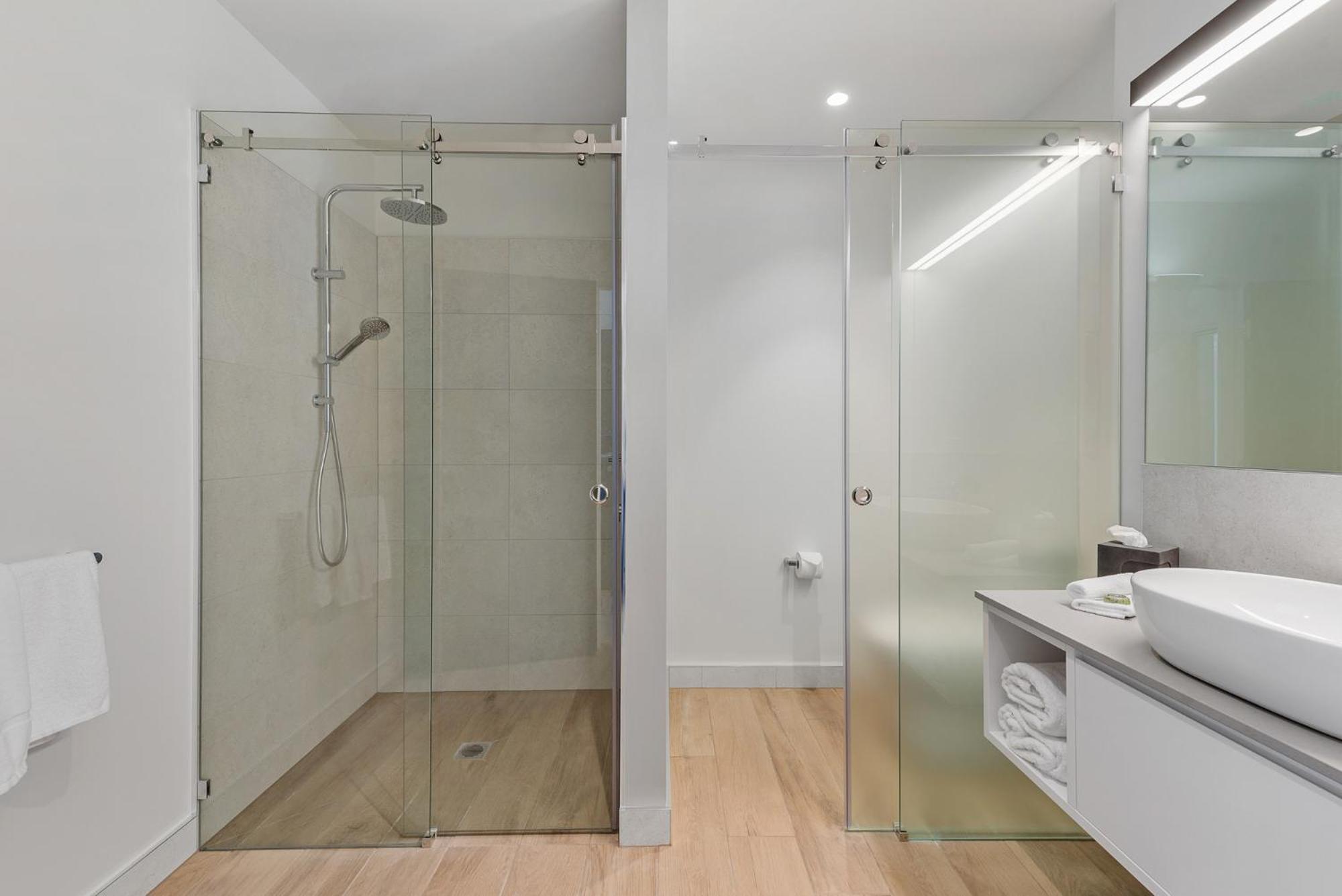 Peppers Silo Hotell Launceston Eksteriør bilde A shower enclosure