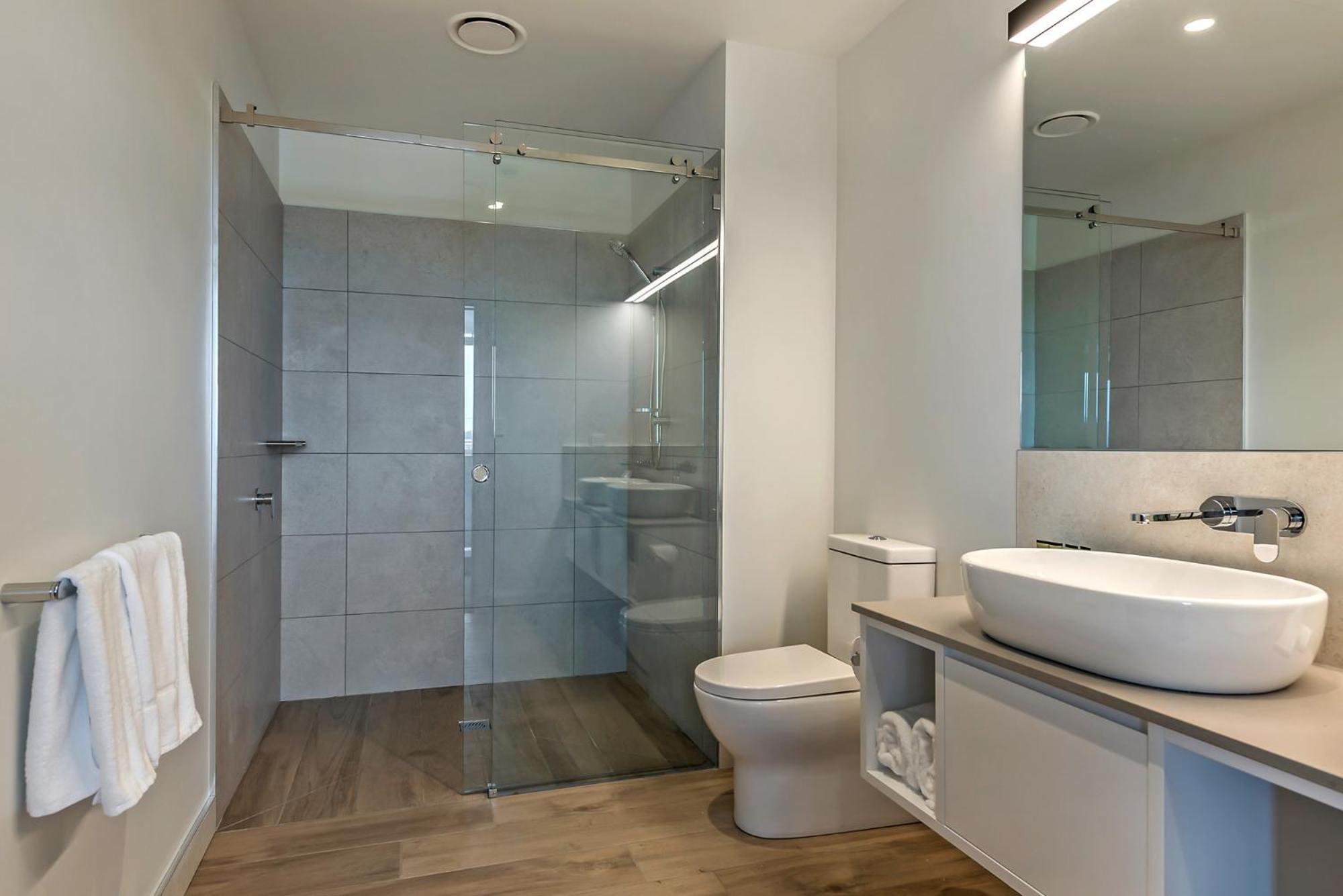 Peppers Silo Hotell Launceston Eksteriør bilde A modern bathroom