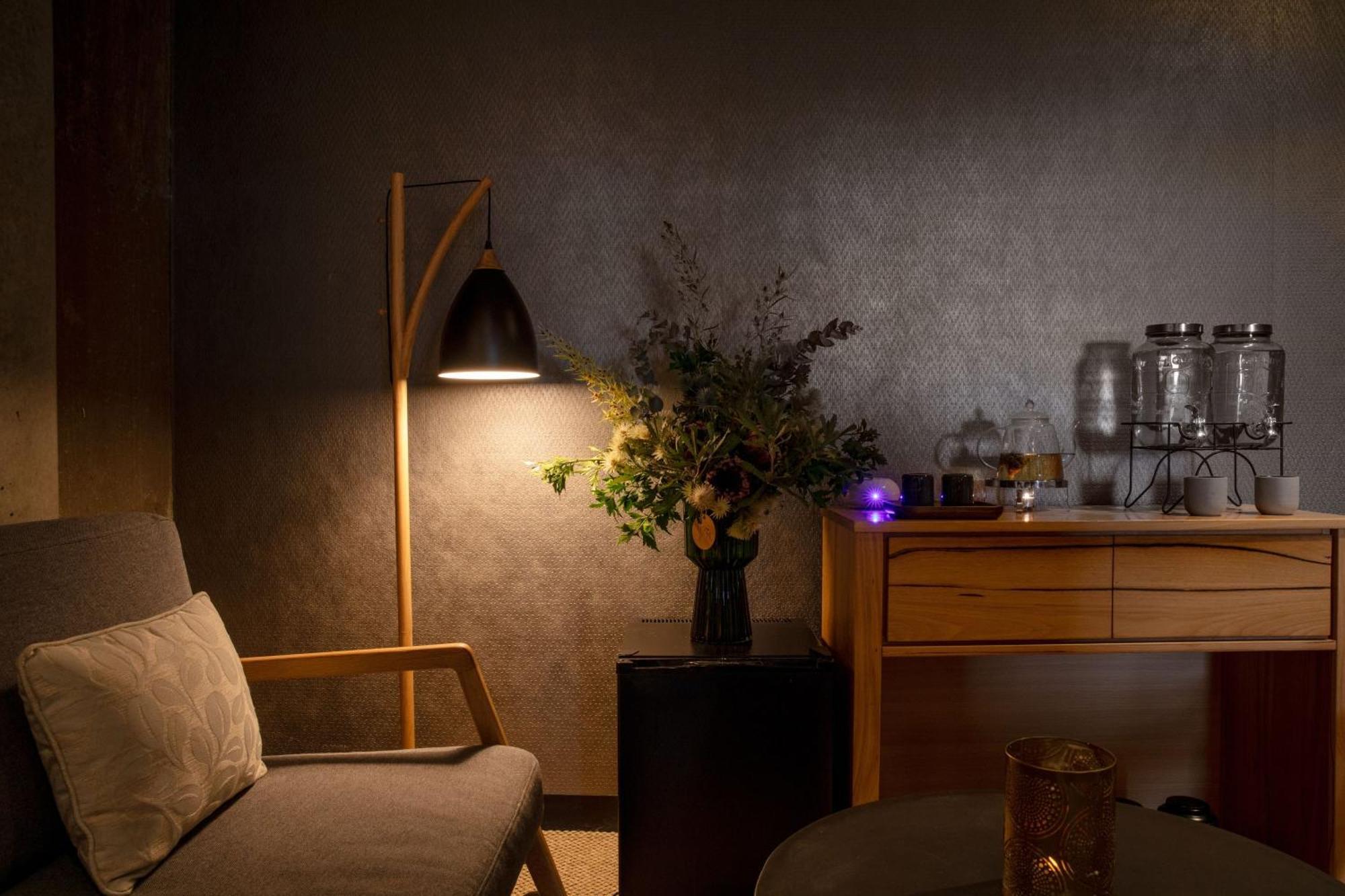 Peppers Silo Hotell Launceston Eksteriør bilde A floor lamp