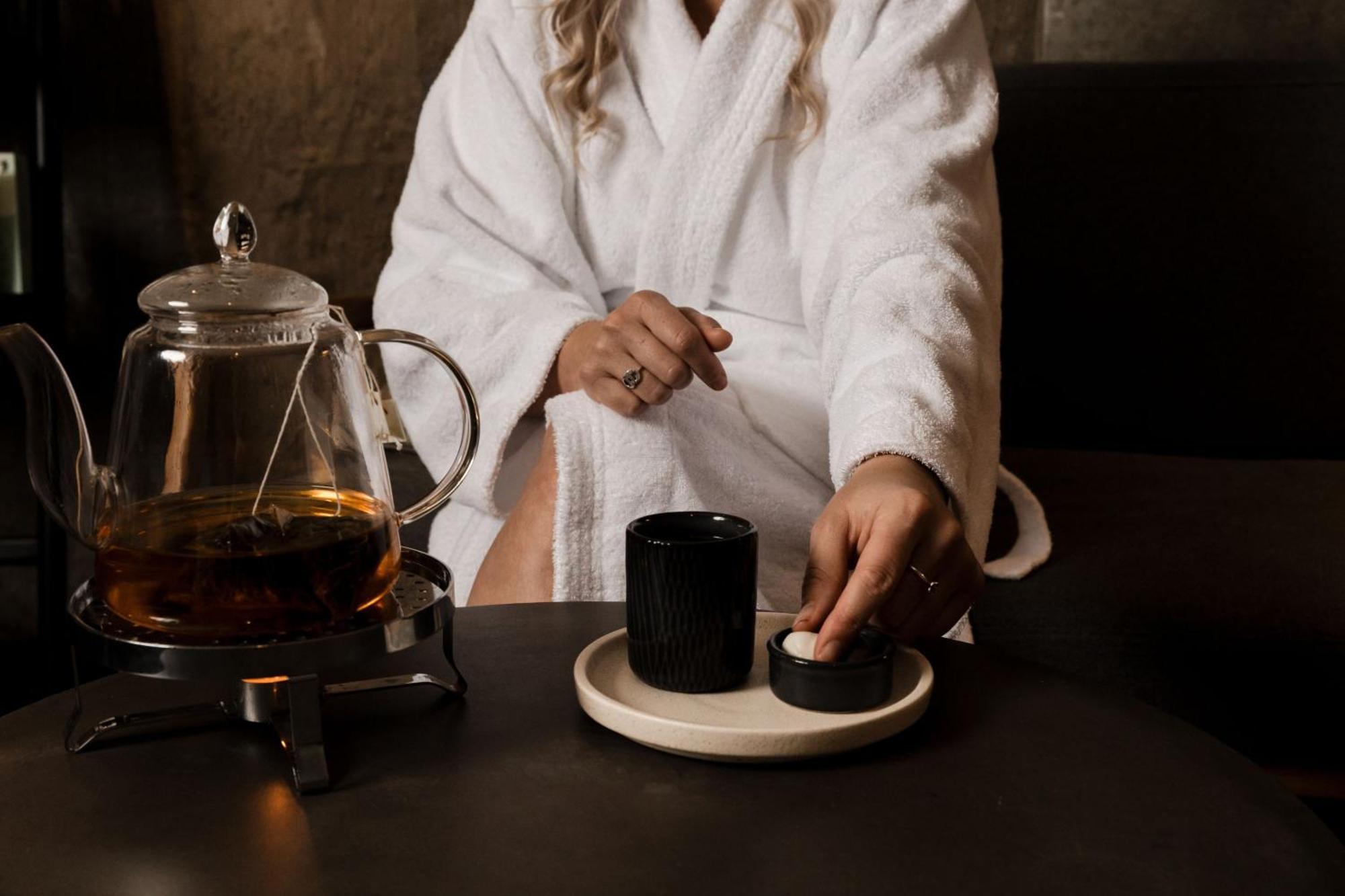 Peppers Silo Hotell Launceston Eksteriør bilde A woman wearing a bathrobe