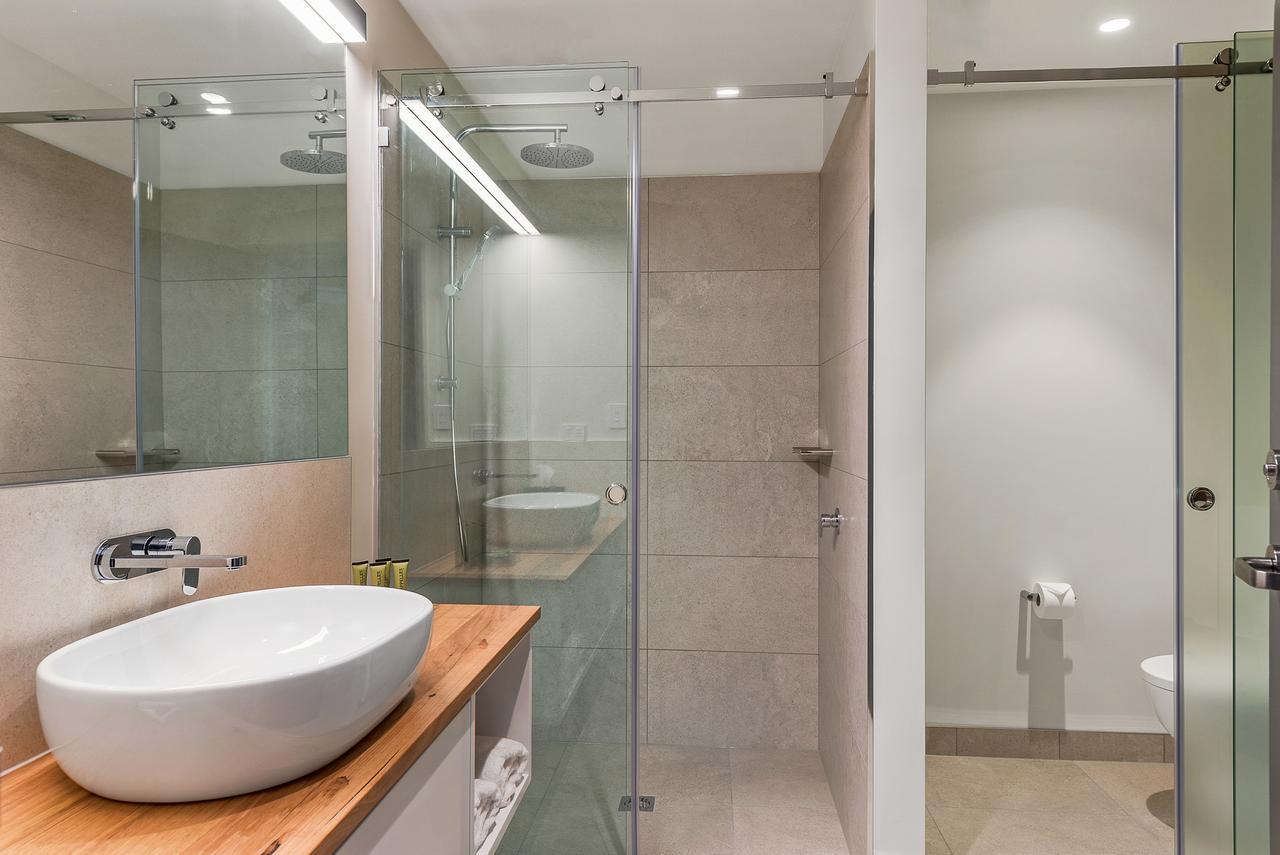 Peppers Silo Hotell Launceston Eksteriør bilde A shower with a sliding door