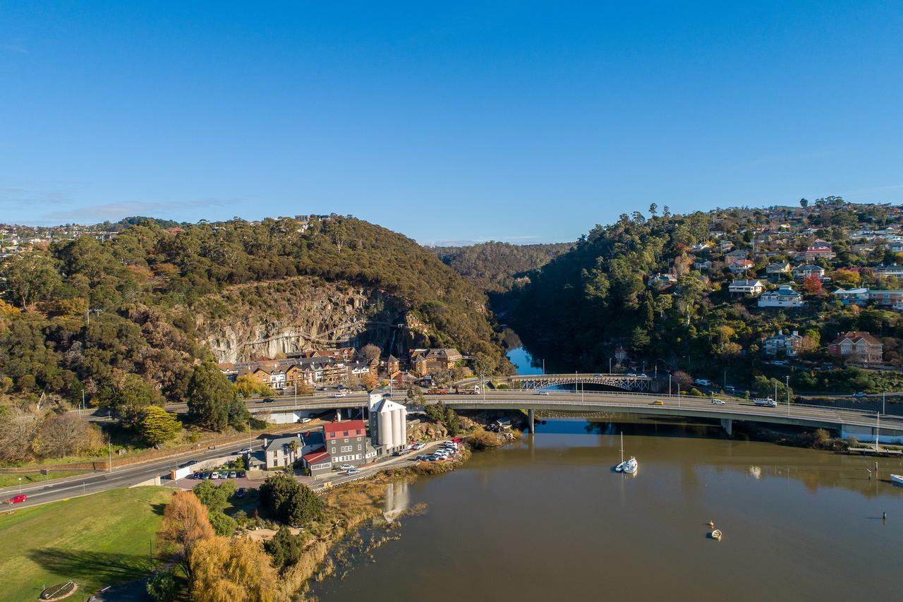 Peppers Silo Hotell Launceston Eksteriør bilde Aerial view of the town