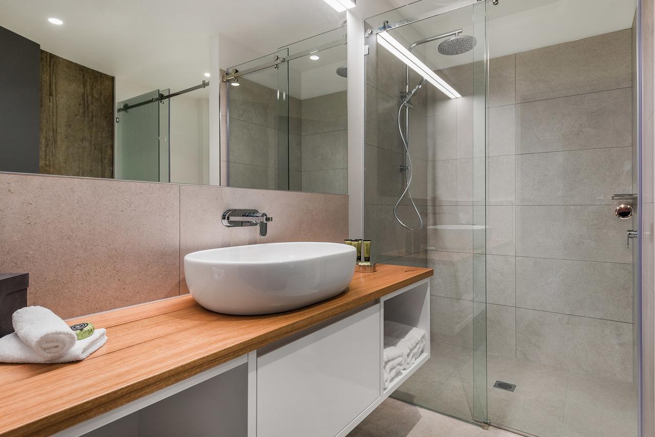 Peppers Silo Hotell Launceston Eksteriør bilde A modern bathroom with a shower enclosure