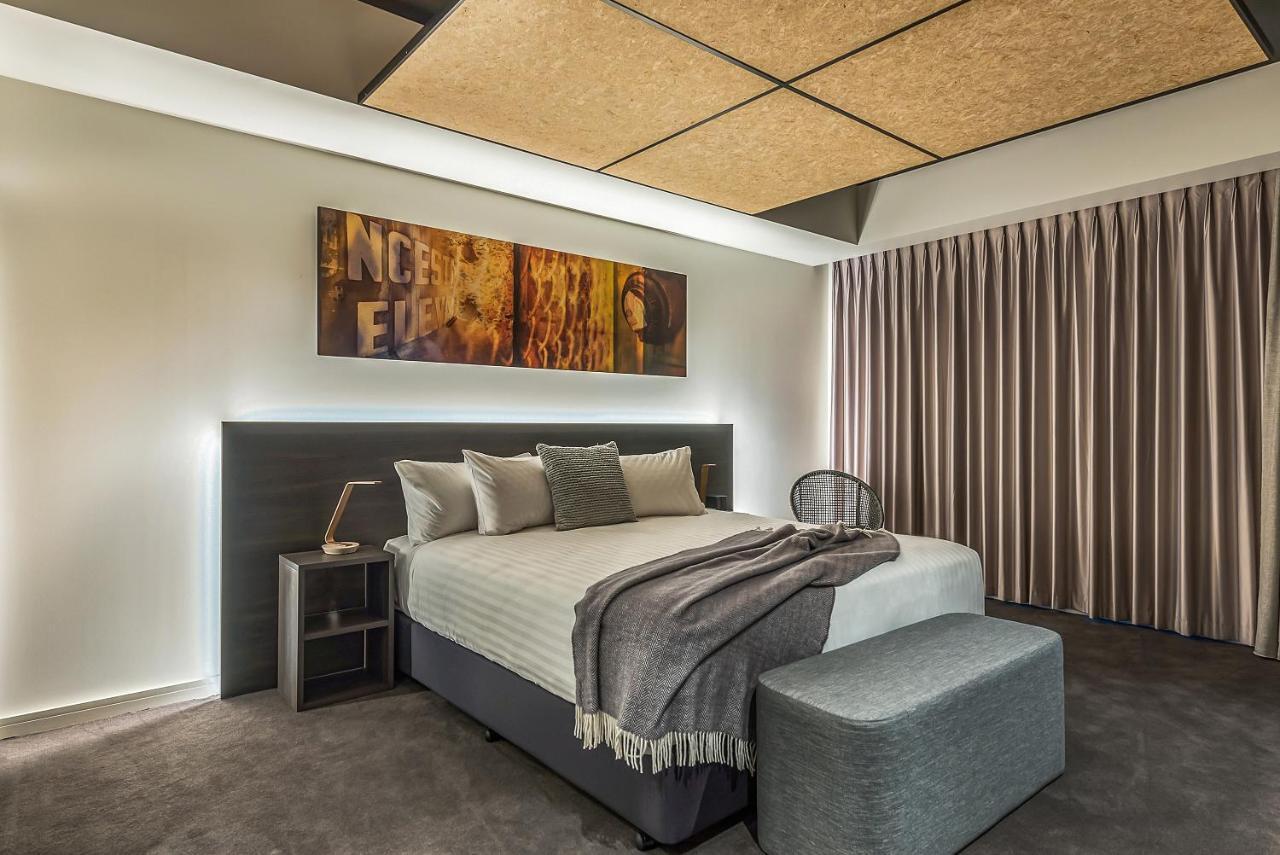 Peppers Silo Hotell Launceston Rom bilde A bedroom with a bed and a stool